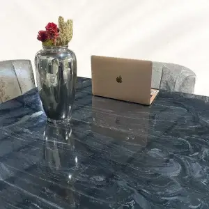 Comedor Eleganza Mármol Negro – 4 Personas